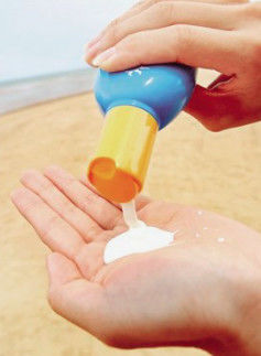 에틸 헥실 메토시신아마트 (Ethylhexyl Methoxycinnamate) 는 방수성 자외선 차단제
