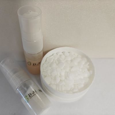 안정적이고 알칼리성 카티온 표면활성 물질은 방온 저장용으로 흰색에서 노란색 고체 형태로